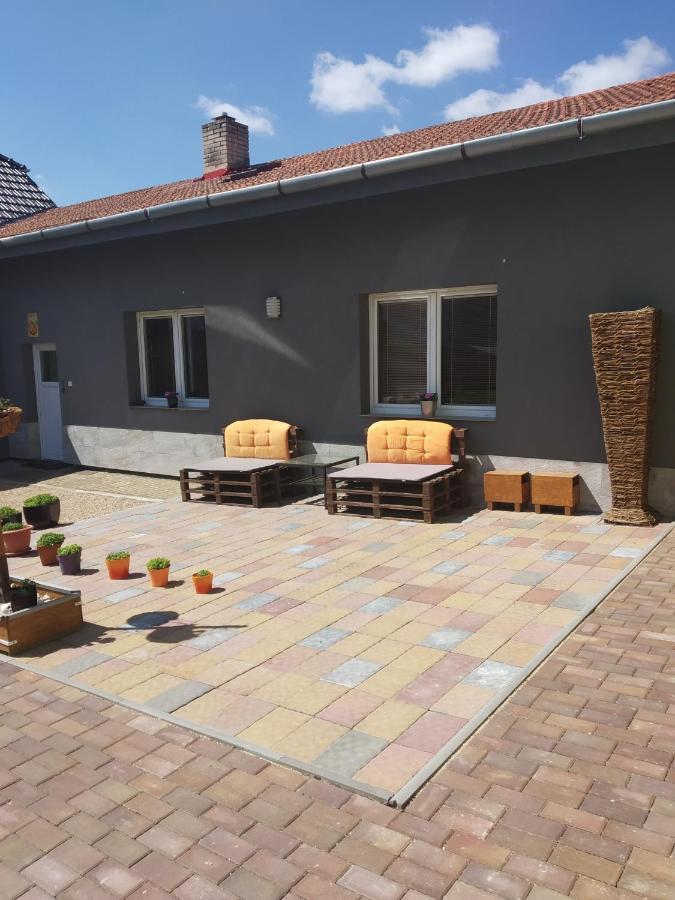 Apartman Blizko Brna S Dobovymi Dekoracemi Apartment Melcany Exterior foto