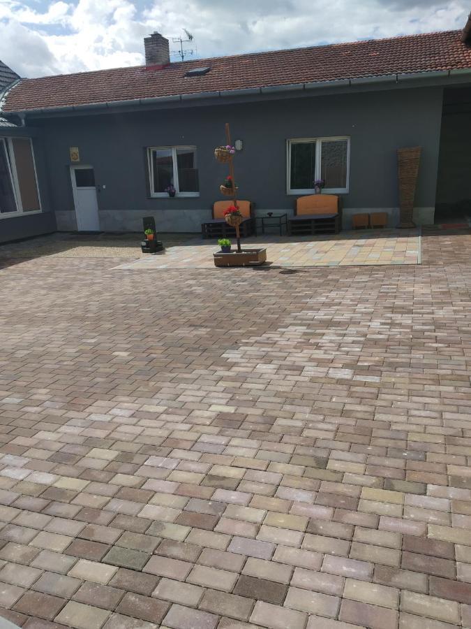 Apartman Blizko Brna S Dobovymi Dekoracemi Apartment Melcany Exterior foto