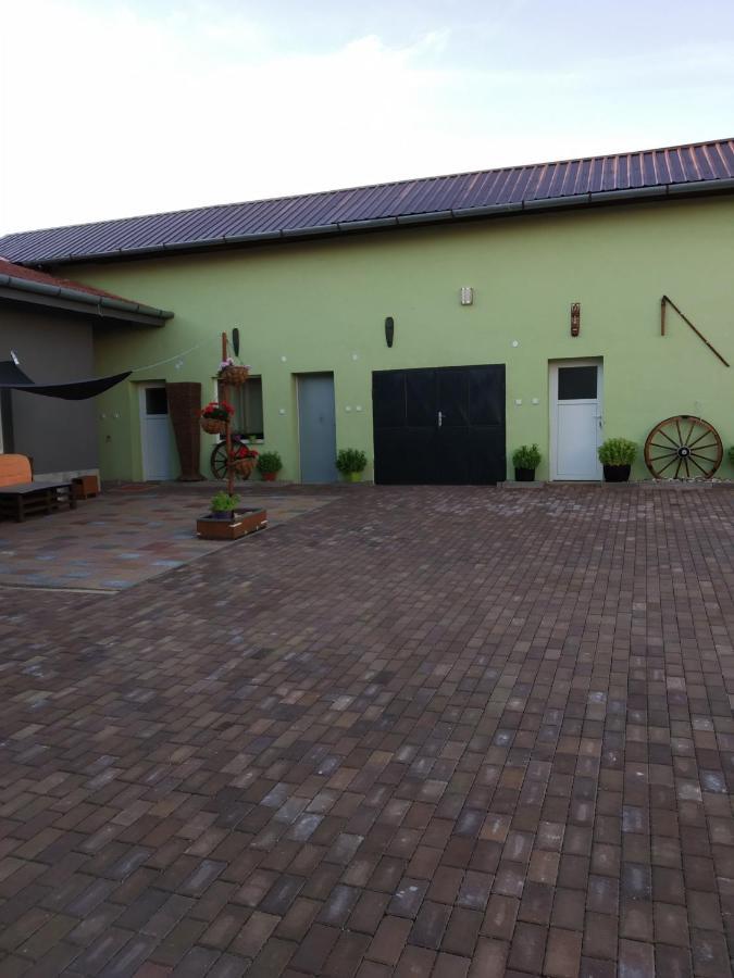 Apartman Blizko Brna S Dobovymi Dekoracemi Apartment Melcany Exterior foto